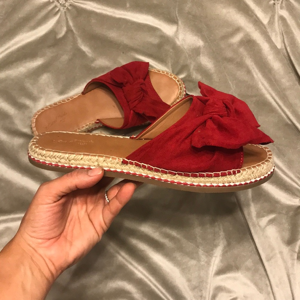Red bow sandals